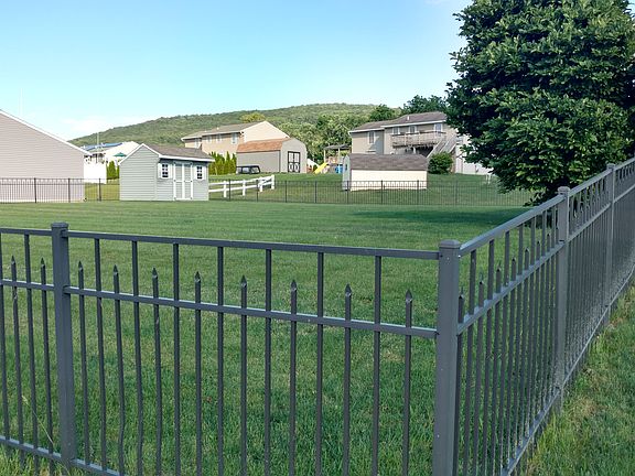 Fenced yard w/shed