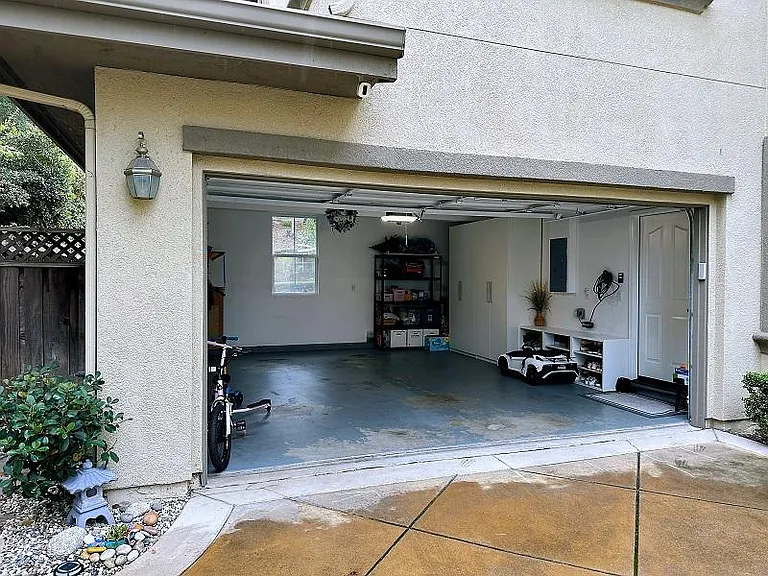 1388 Thornbury Ln — Photo 15