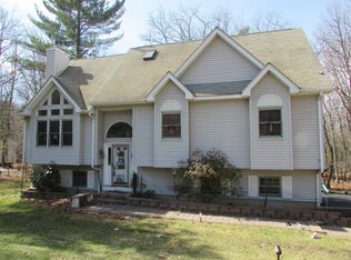 121 Spicebush Ln, Milford, PA 18337