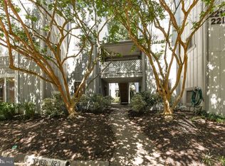 2226 Hunters Run Dr, Reston, VA 20191