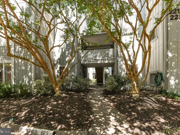 2226 Hunters Run Dr, Reston, VA 20191