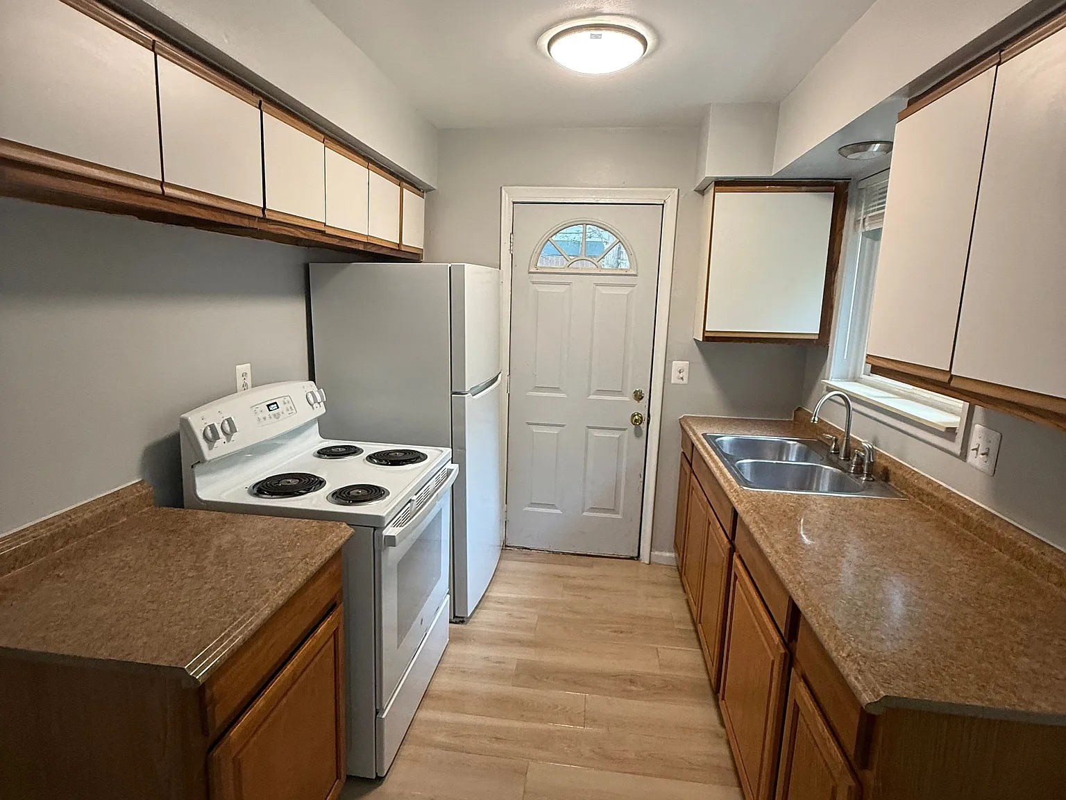 3 bed, 850 sqft, $1,600 — Photo 1