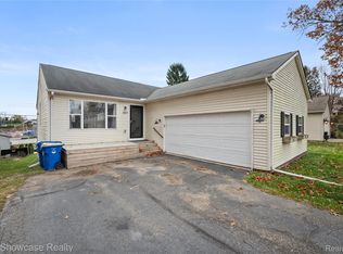 3891 Oak Knoll Rd, Waterford, MI 48328