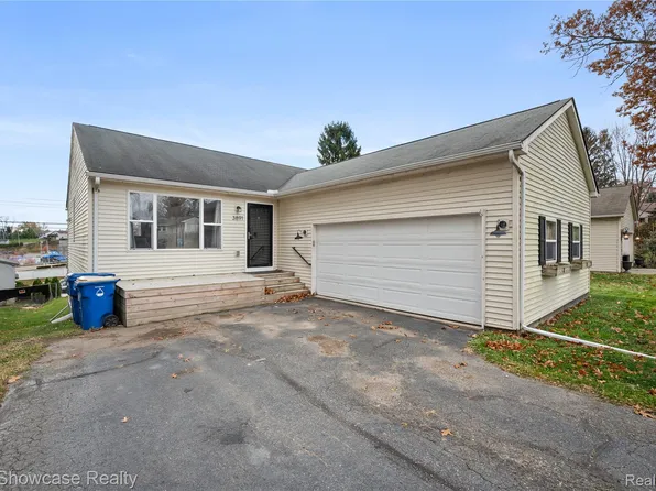 3891 Oak Knoll Rd, Waterford, MI 48328