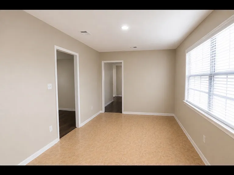2704 Foxcroft Cir — Photo 9