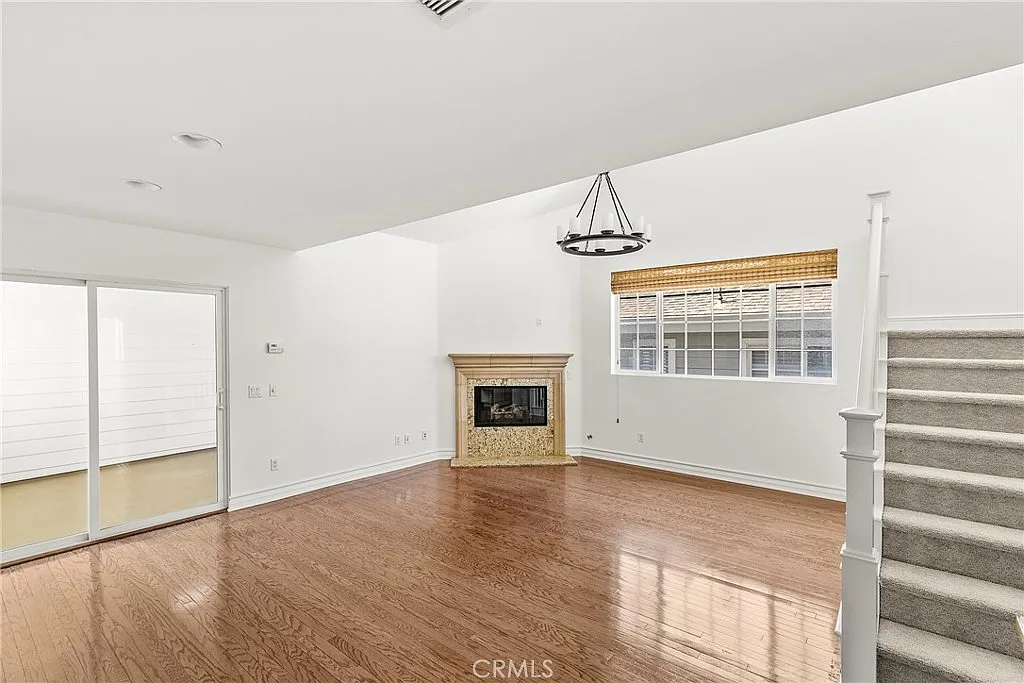 2 bed, 2.5 bath, 1298 sqft, $6,995 — Photo 2