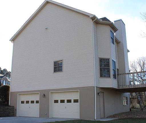 3rd image of 10124 Delle Meade Dr