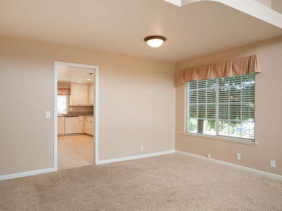 5th image of 2760 Hillcrest Dr