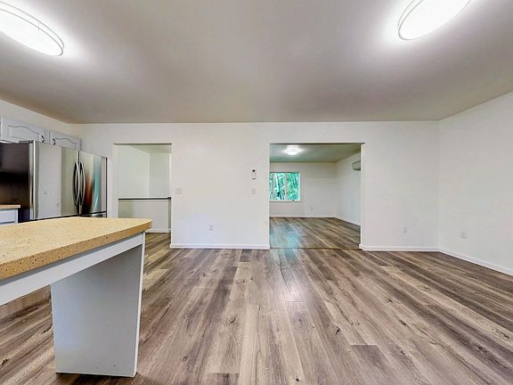 5th image of 303 Otter Ct