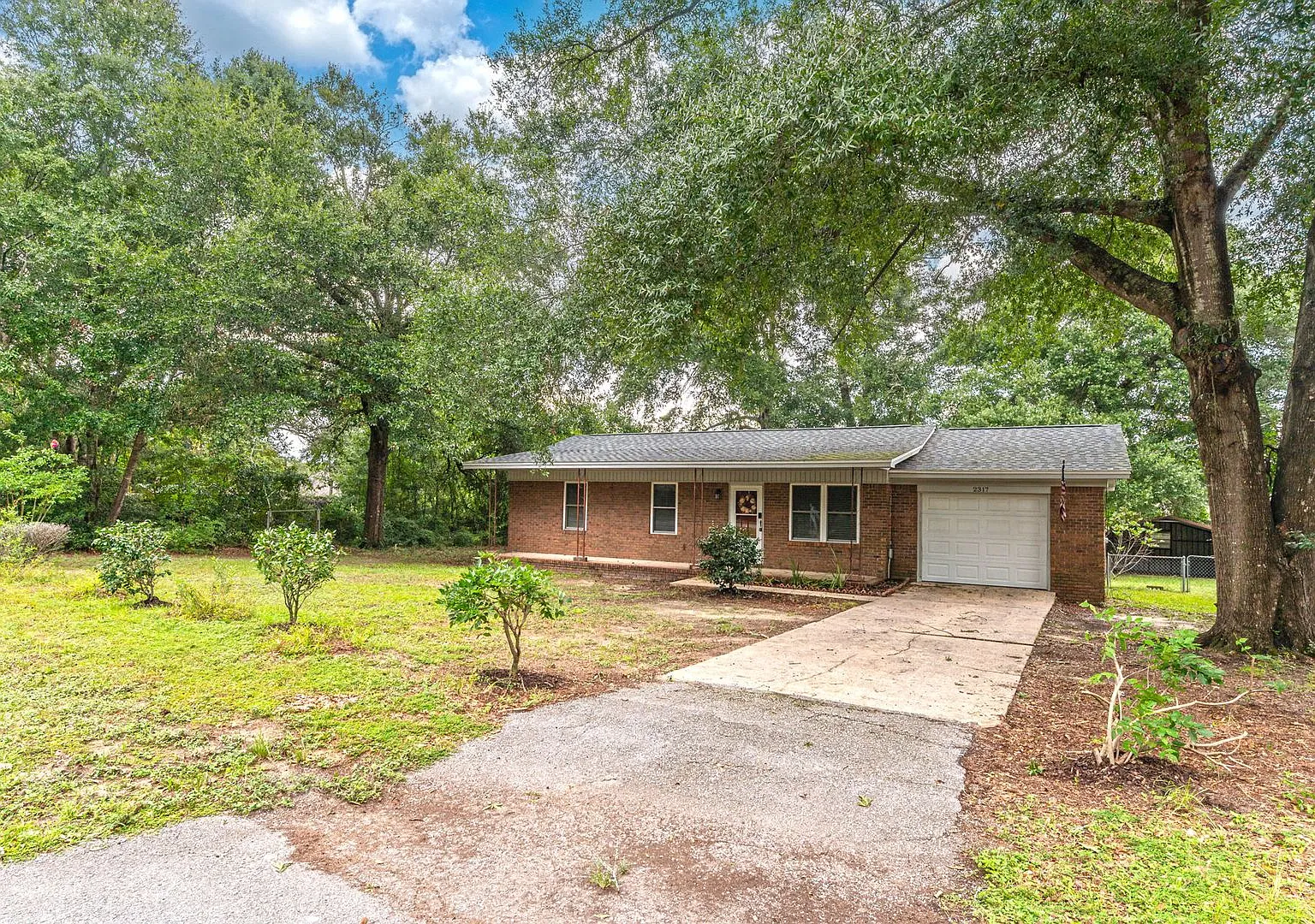 2317 Lewis St — Photo 3