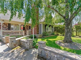 21 Foxhill Ave, Bristol, RI 02809