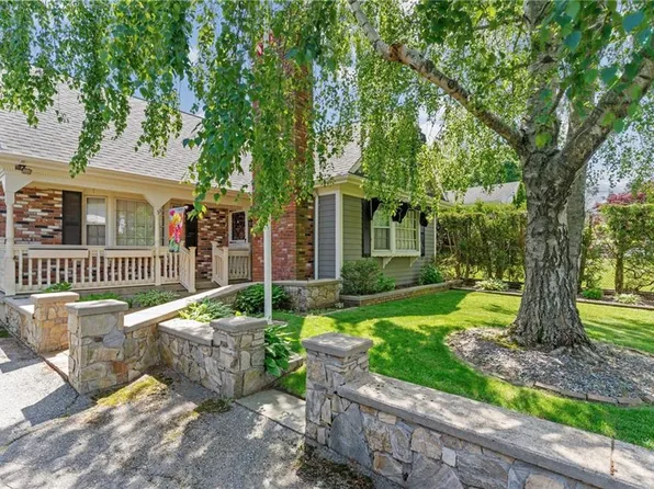 21 Foxhill Ave, Bristol, RI 02809