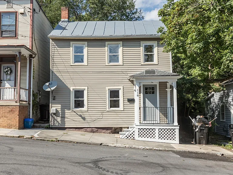 118 E Monmouth St — Photo 1