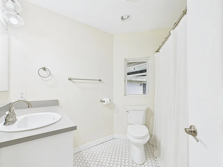 409 S Pear St — Photo 11