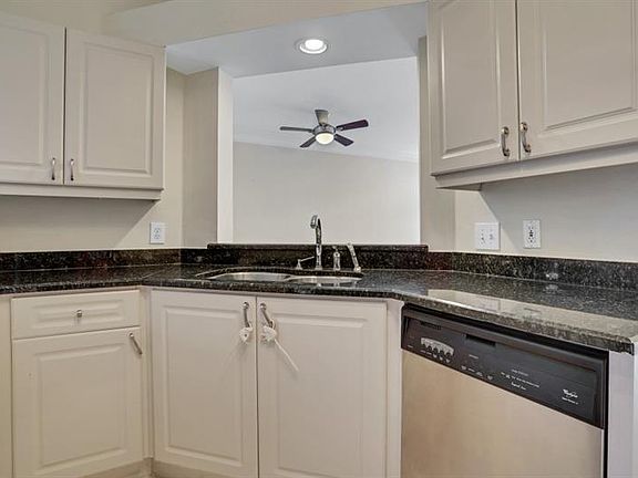 3rd image of 3334 Peachtree Rd NE APT 1610