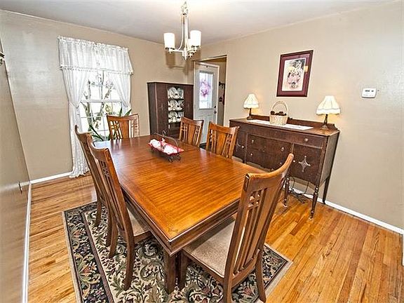 5th image of 2660 Elaine Dr