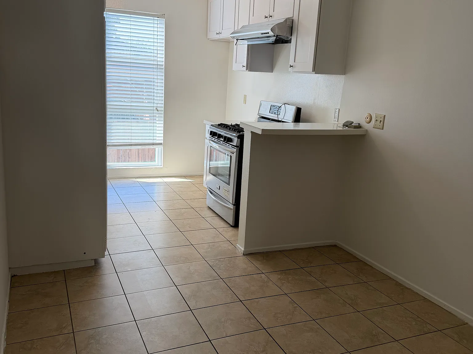 2 bed, 1000 sqft, $2,275 — Photo 3