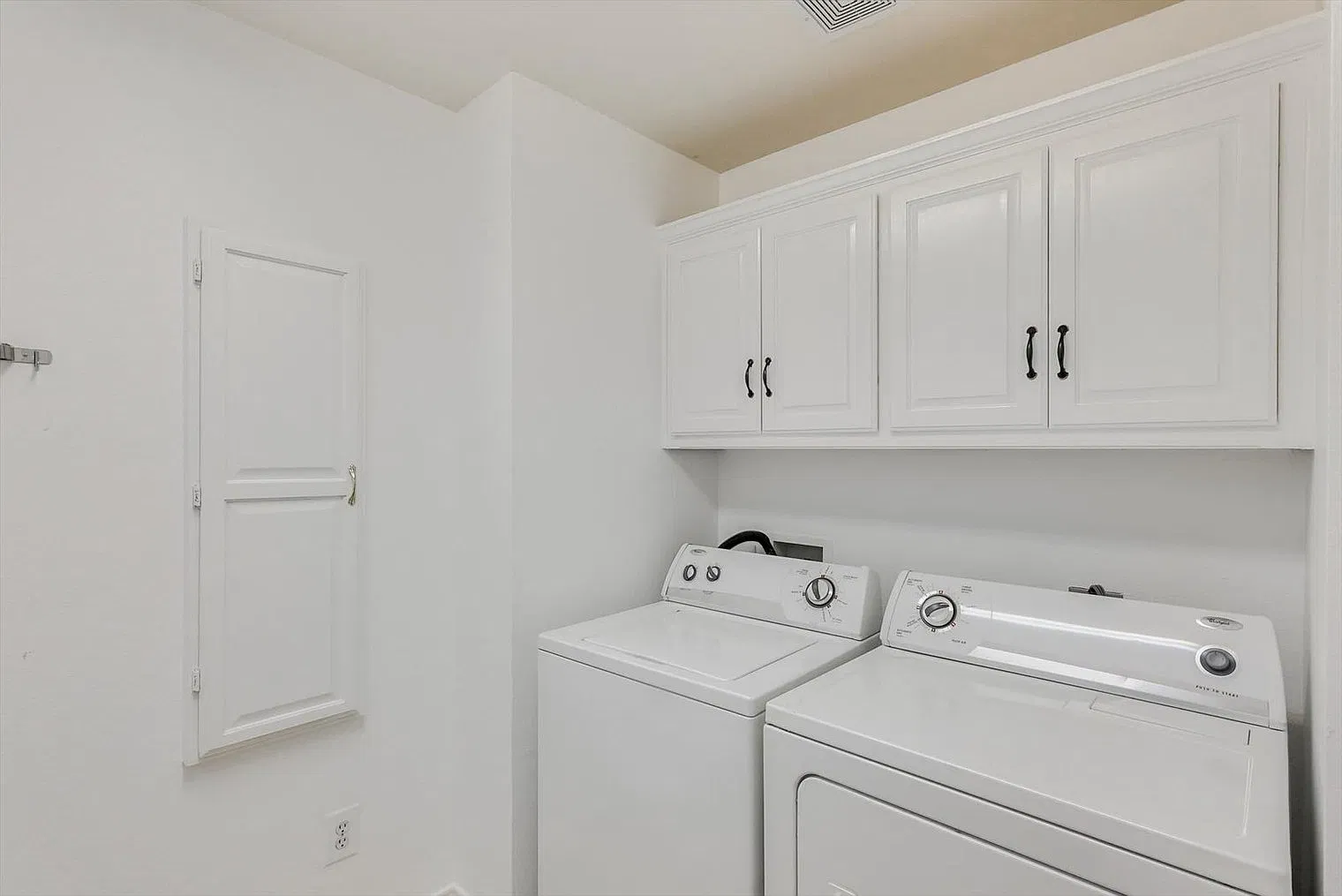 5 bed, 3.0 bath, 2637 sqft, $8,491 — Photo 2