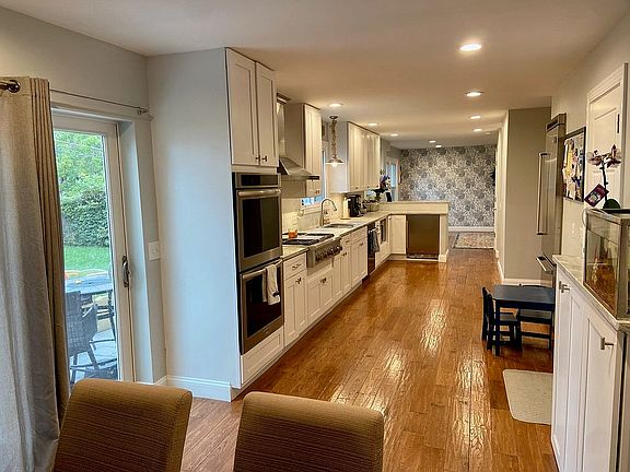 2nd image of 433 Dickens Ave