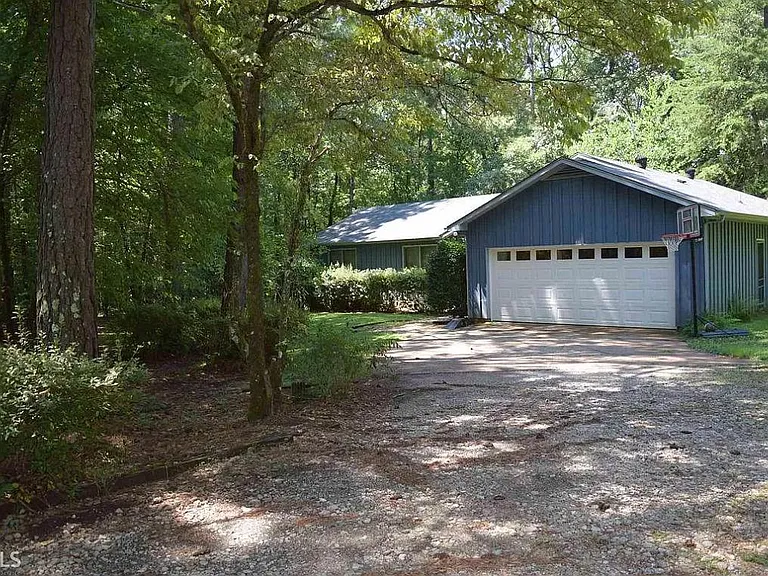 233 Linda Ln — Photo 1