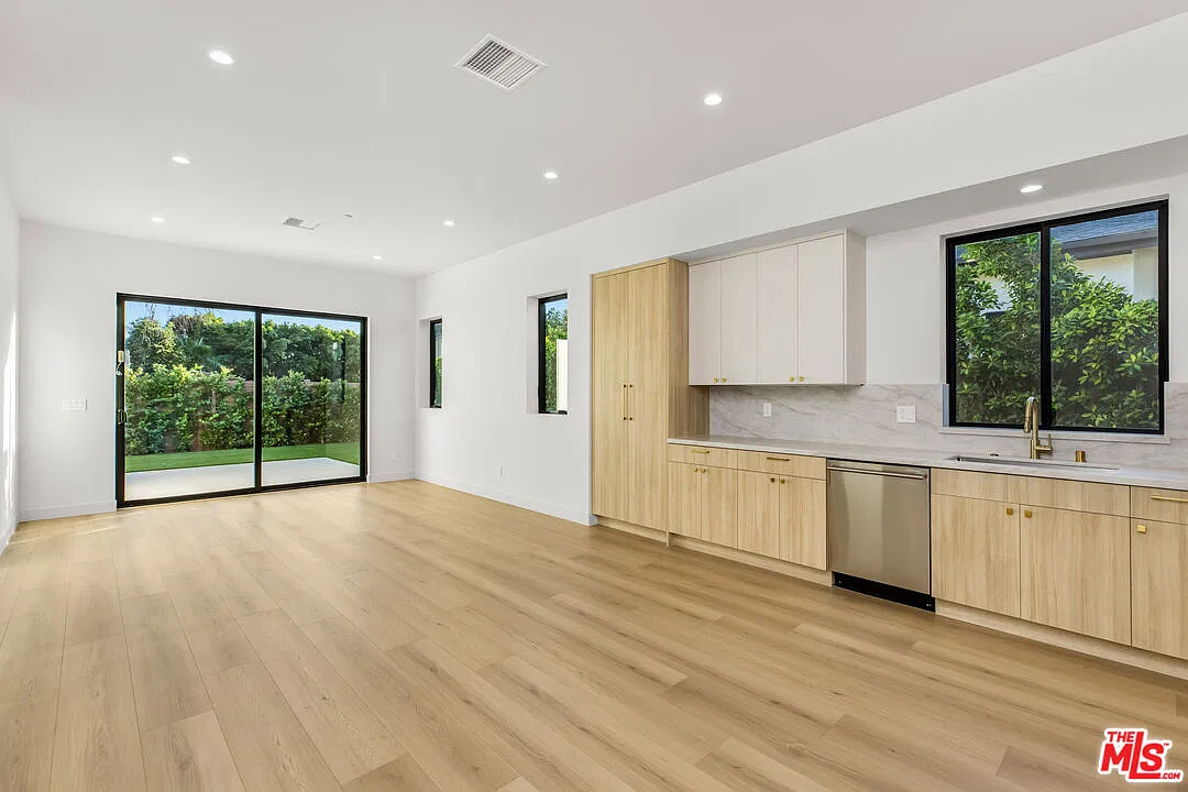 3 bed, 2.0 bath, 1300 sqft, $5,495 — Photo 2