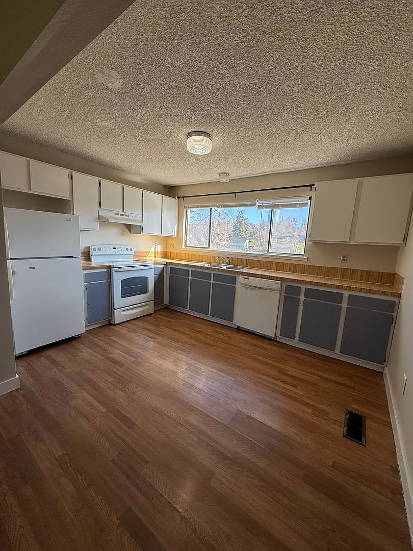2 bed 1 bath with new paint - Water/Sewer and Garbage included! — Photo 4