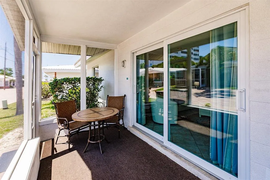 2 bed, 2.0 bath, 900 sqft, $8,970 — Photo 2