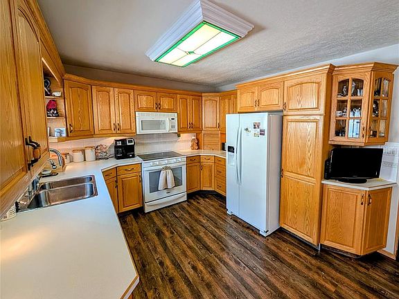 3rd image of 806 Graham ROAD