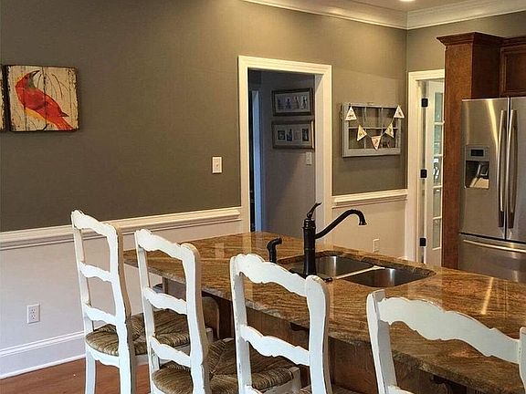 Eat-in kitchen with bar 