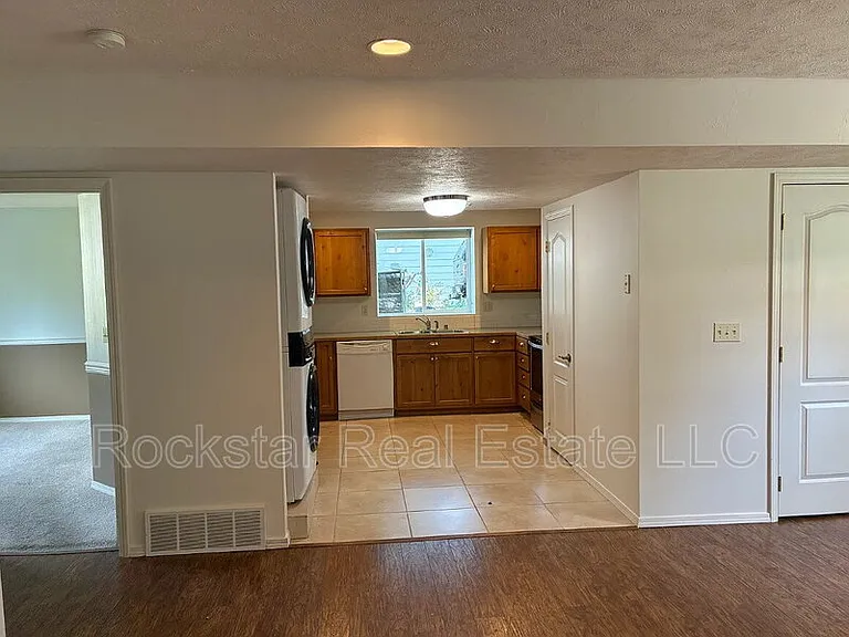 823 E Bismark Ave — Photo 3