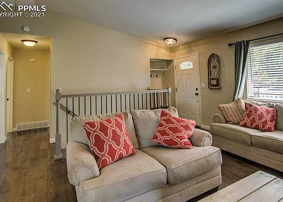 4th image of 706 Red Feather Ln