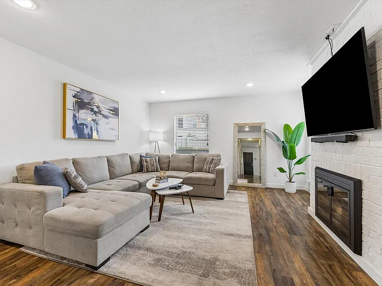 1908 Augusta Dr #3 — Photo 4