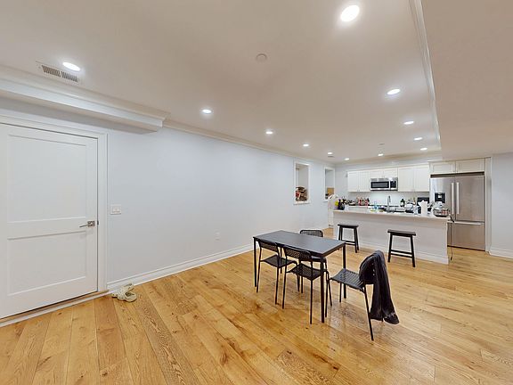 3rd image of 14 Mount Hood Rd APT 2