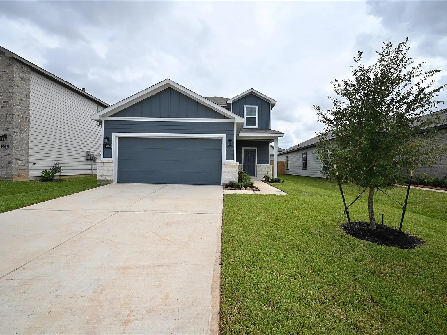 4 bed, 2.5 bath, 2003 sqft, $2,300 — Photo 2