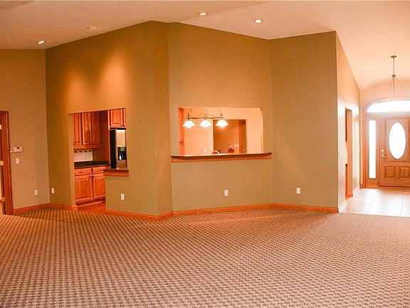 4th image of 1100 Foxglove Cir