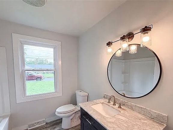 4th image of 1015 Forest View Dr