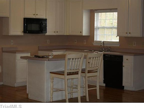 3rd image of 208 Grand Oaks Dr