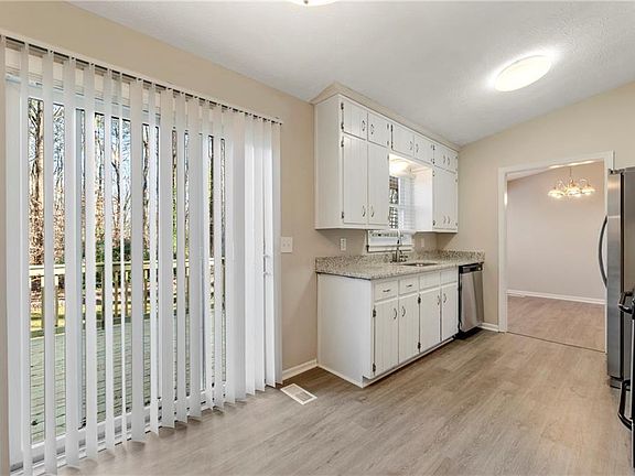 4th image of 266 Firecrest Ln