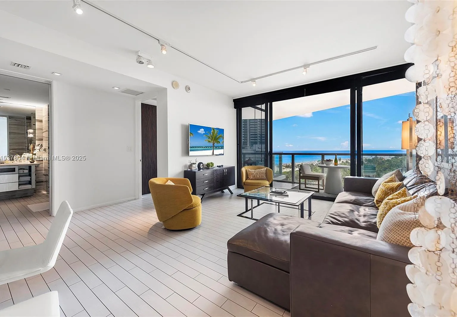 2201 Collins Ave Condo — Photo 2