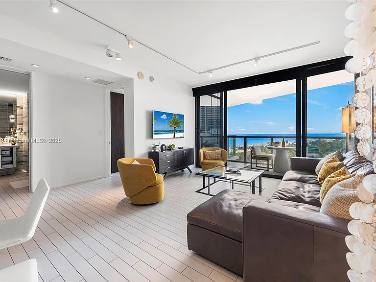 2201 Collins Ave #814 — Photo 2