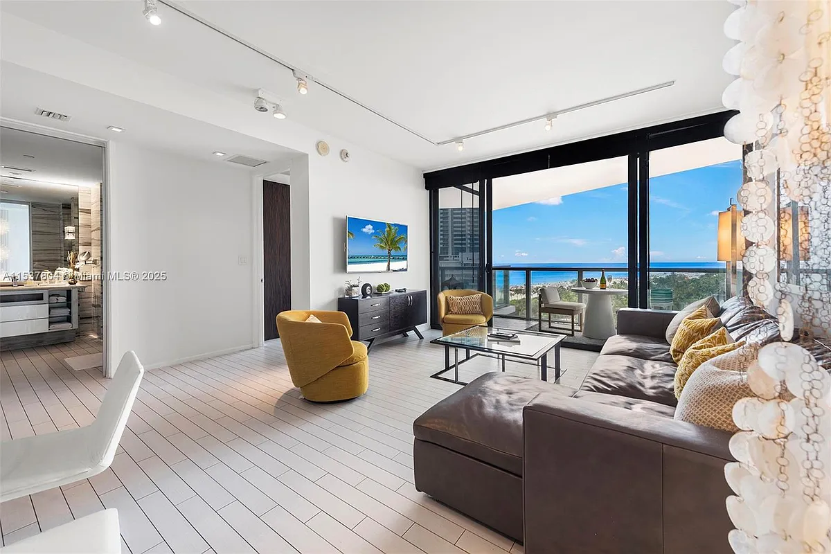 Building Photo - 2201 Collins Ave #814