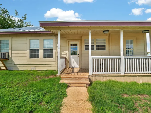 3021 County Road 467, Devine, TX 78016