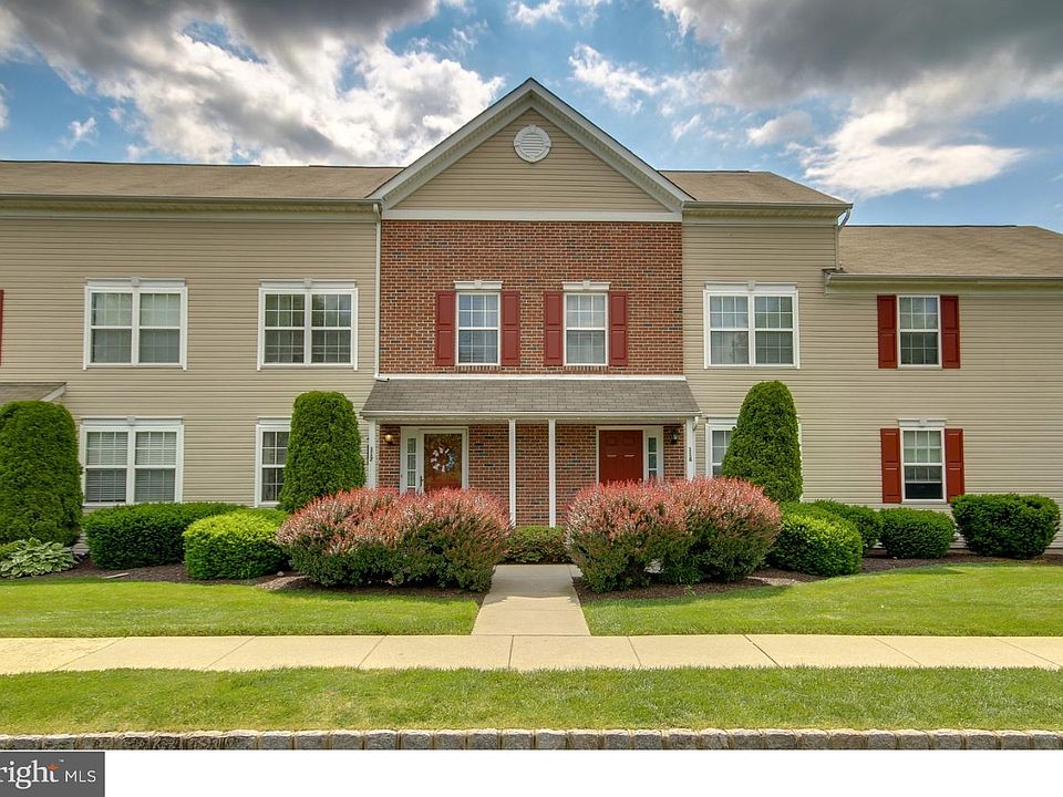 1st image of 117 Goldfinch Ct #235