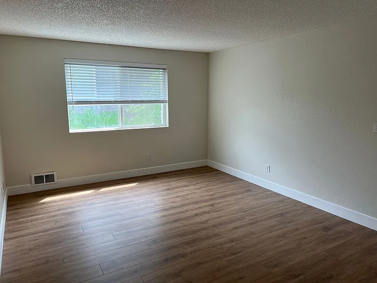 14309 NE 7th Place — Photo 2