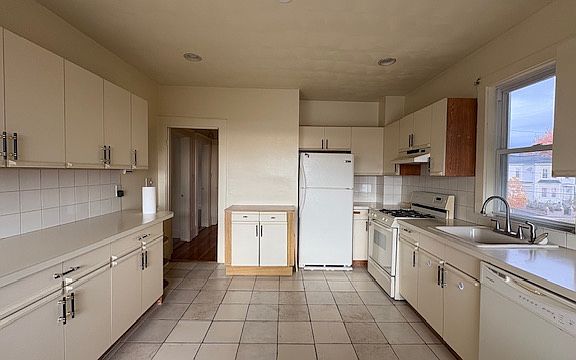 5th image of 98 Florence Ave #2