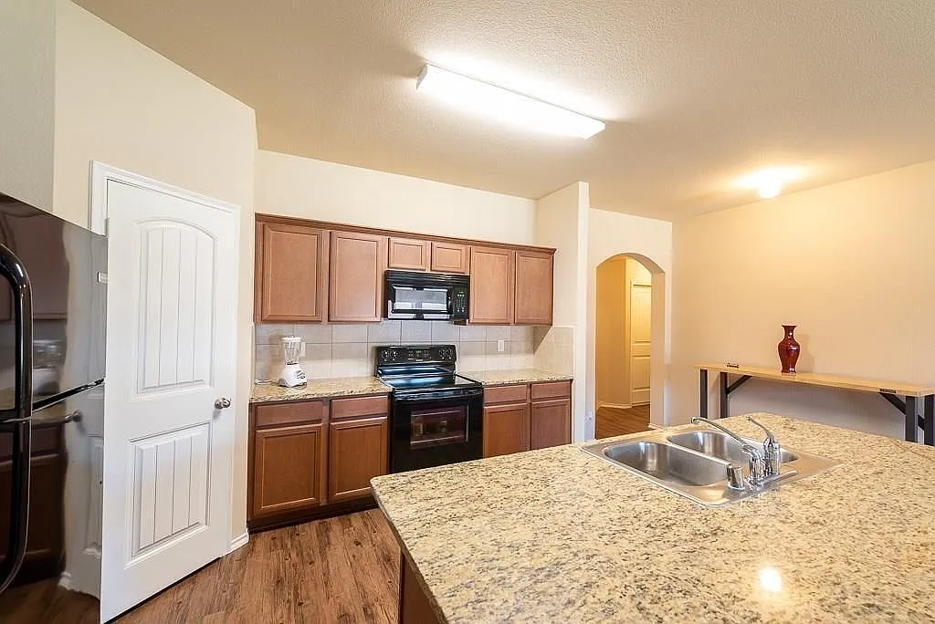 2126 Shady Glen Trl — Photo 3
