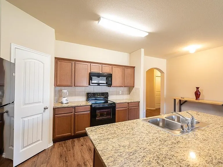 2126 Shady Glen Trl — Photo 3