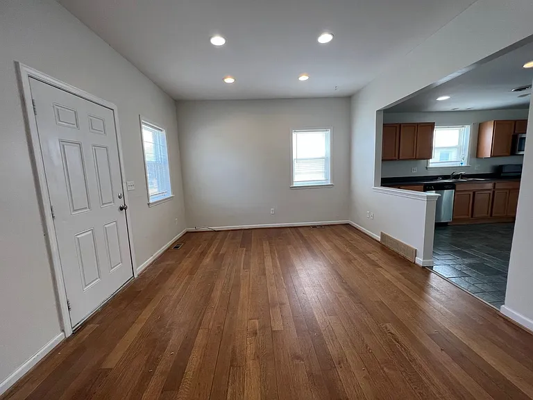 28033 Rosemont St — Photo 4