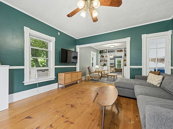 3rd image of 32 Winter St
