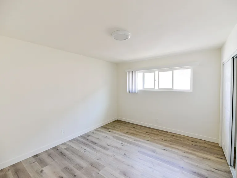 239/241 Avenida Pelayo — Photo 21